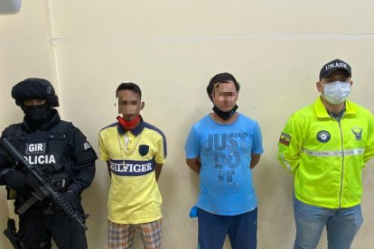 En poder de los capturados se halló dos armas de fuego.