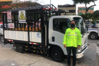 Un agente de Hidrocarburos posa junto al camión donde se embarcaba el producto.