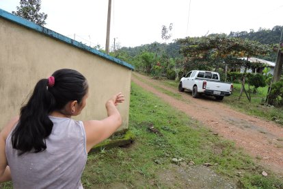 La vecina indica el lugar donde vivía la joven, en el recinto Achiote, Puerto Quito.