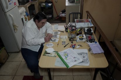 Carlos es mormón y dentro de sus diseños están los personajes de esta religión.