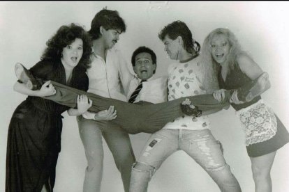 Mónica Gilly junto a Franco Galecio, Marcos Espín, Jhonny Shapiro y Atala, en una foto de fines delos años ochenta durante sus presentaciones en el teatro 