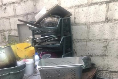 Un cerro de ollas sucias había en uno de los espacios.