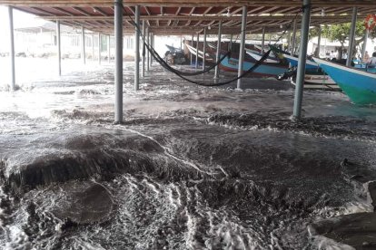 El mar llegó a algunos locales y arrstraba lo que había.