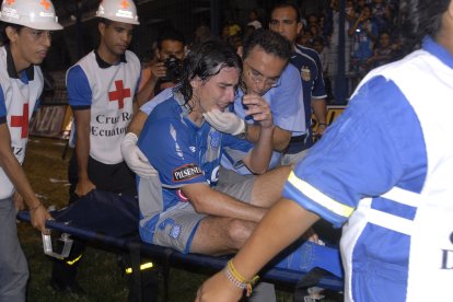 El argentino fue sacado en camilla tras recibir el codazo de Freddy Nazareno.