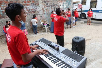 Con los hermanos de su iglesia Renovación salen a las calles a predicar. El nombre de su ministerio es Operación rescate.
