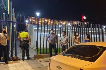 La Policía llegó al restaurante para recabar información de los afectados.