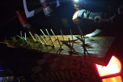 La tabla que le habrían arrojado a los guardias cuando rodaban por la vía.