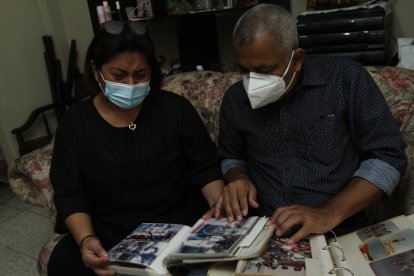 Con nostalgia Katty y Mario Baquerizo observan las fotografias de su hija desde que era niña.
