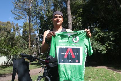 Cristian Vela es amante del ciclismo y el andinismo.