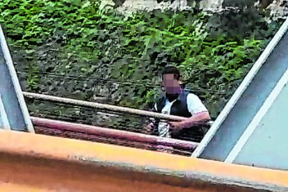 El hombre se paró en la mitad del puente para intentar lanzarse al río Chiche.