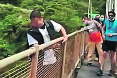 La gente que lo vio se ubicó en los extremos del sujeto para convencerlo de que no se lanzara.