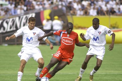 En la temporada 2005 ganó su primer título, ya que se proclamó campeón del Clausura de Ecuador con El Nacional.
