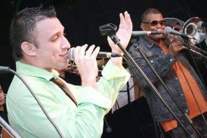 Fer Santamaría, en una de las presentaciones con La Suprema Corte, de Colombia.