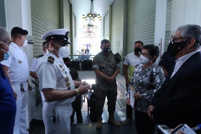 La mamá de dos de los fallecidos recibió un homenaje de parte de la Marina.