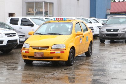 En este vehículo, legalmente autorizado para funcionar como taxi, operaban los sujetos.