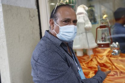 Luis Castillo cuenta cómo le robaron en su joyería.