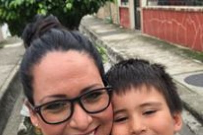 Adriana y Santi fueron hallados sin vida sobre su cama. Fueron envenenados y estrangulados.