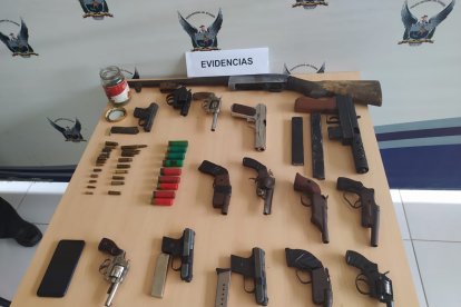 Revólveres y recortadas entre los pertrechos.