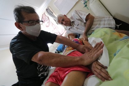 Don Edilberto se cruza Guayaquil para atender a su paciente.