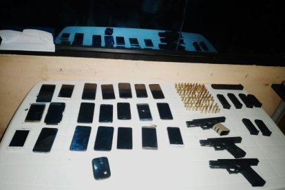 Los celulares y armas de fuego que se encontraron al interior de la penitenciaría del Litoral