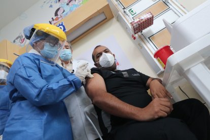 Julio César Velaásquez, médico del Hospital General del Guasmo, fue el primer vacunado en Guayaquil.