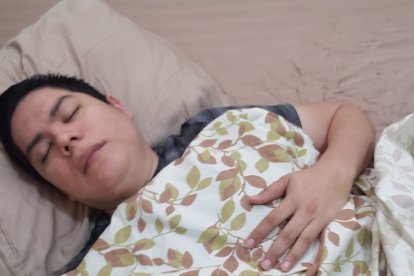 Christian Albán tiene dificultad para levantarse y no puede caminar porque su piernas se vencen. Empezó con este padecimiento el viernes anterior.