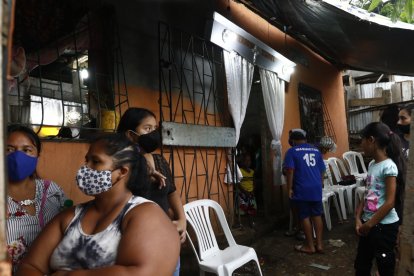 Vecinos y familiares velan al menor de edad.