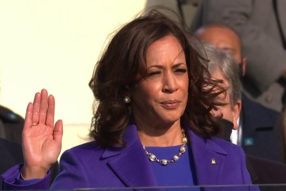 Kamala Harris, vicepresidenta de EEUU, usó el mismo traje que Lisa Simpson.