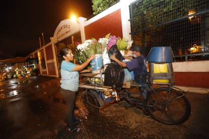 Isabel trabaja con su esposo Toribio desde hace 22 años en los exteriores del cementerio del suburbio.