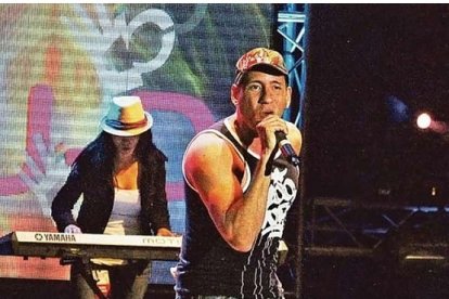 Au-d en una foto del recuerdo de 1998, cuando estuvo en Viña del Mar con el tema, 