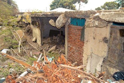 Con maquinaria pesada se tiró abajo la vieja infraestructura. Son años de historia de disecciones allí realizadas y de ‘espíritus penando’ ahí.