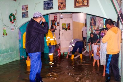 El agua ingresó en las casas de la parte baja de Santa Elena.