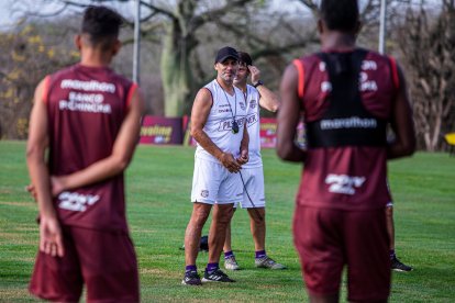 Fabián Bustos entrenando a Barcelona en la cancha de Galáticos.