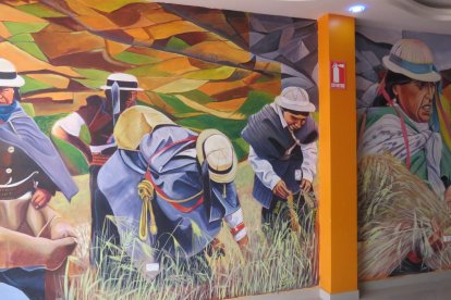 Con su pincel, el artista recrea las tradiciones de comunidades donde ha estado.