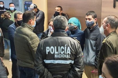 El ministro de Gobierno, Patricio Pazmiño, acompañó a los familiares del herido.