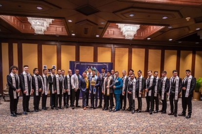 Los 19 aspirantes al título de Mr Rey Ecuador 2021 hicieron su presentación oficial . En la gráfica junto al organizador Jaime Solano