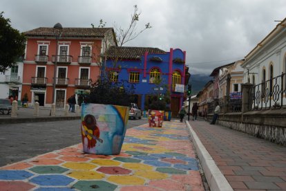 El carnaval se recrea con pinturas que adornan espacios del centro histórico de la capital bolivarense.