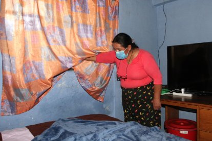 Ana Crespo muestra cómo la rotura de la tubería afectó su vivienda luego de la inundación.