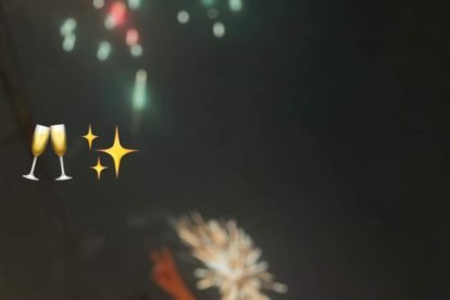 Ella labora como modelo-impulsadora de una marca.