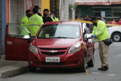 El carro de la víctima tenía orificios en consecuencia del ataque a tiros.