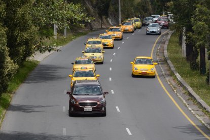 Sus amigos se despidieron de Luis con una caravana. Los carros tenían lazos negros.