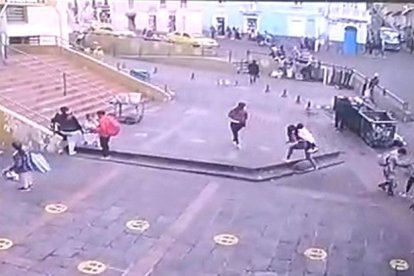 Una cámara grabó el momento exacto de la puñalada.