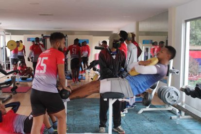 El Capi Benalcázar les saca el aire a los jugadores de El Nacional.