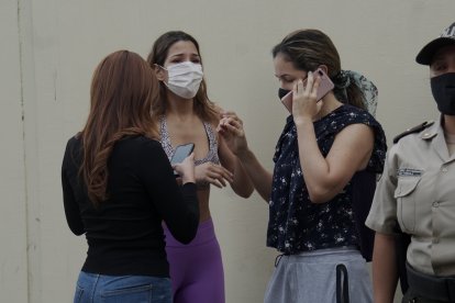 Aeljandra Jaramillo es consolada por su compañera de Ecuavisa, Samanta Mora. Estaba devastada.