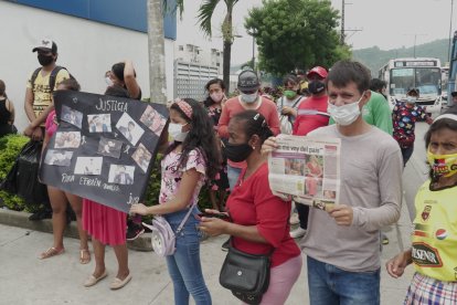 Aeljandra Jaramillo es consolada por su compañera de Ecuavisa, Samanta Mora. Estaba devastada.