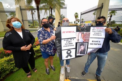 Seguidores del animador y actor mostraron su dolor e indignación en los exteriores del cementerio. Llevaron pancartas que pedían justicia.