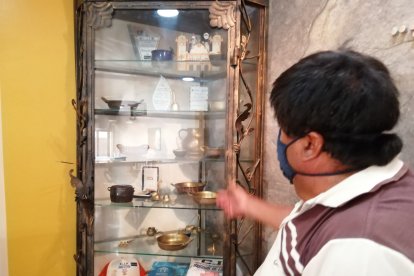 En una esquina del local conserva varios enseres de bronce de diferentes tamaño.