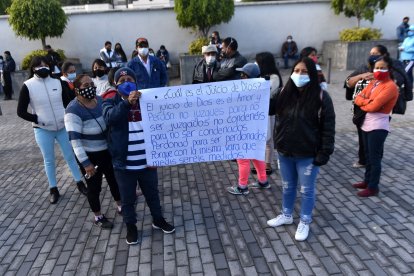 Los allegados del sospechoso también lo apoyaron desde los exteriores.