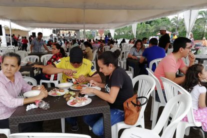 Familias de Santo Domingo disfrutan del crustáceo, en uno de los sitios donde lo preparan.