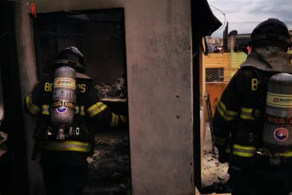 Los bomberos ayudaron a dos personas heridas. Pero también hubo un menor de edad que murió.